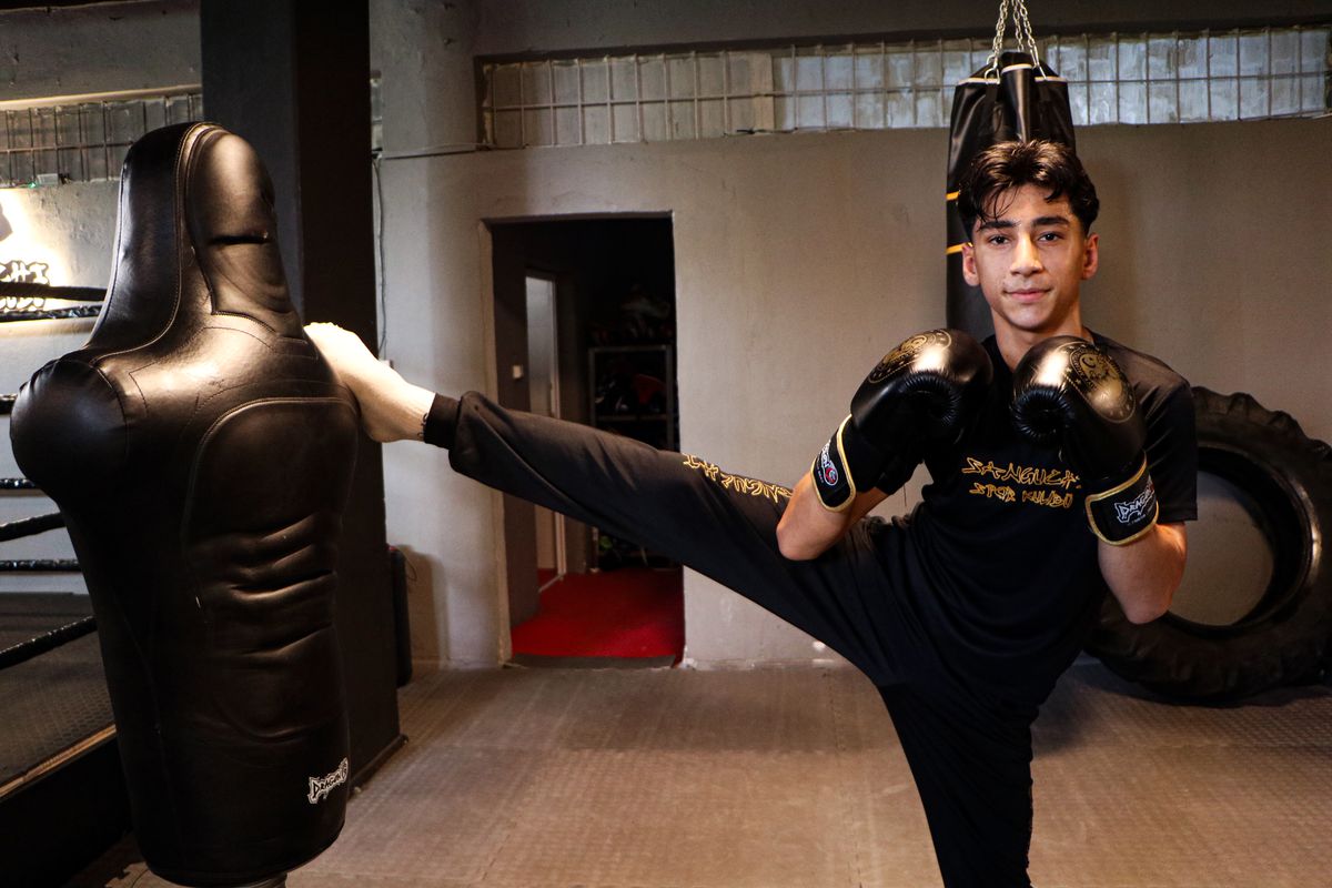 15 yaşındaki Hasan Öztürk muay thai müsabakasında dövüşürken