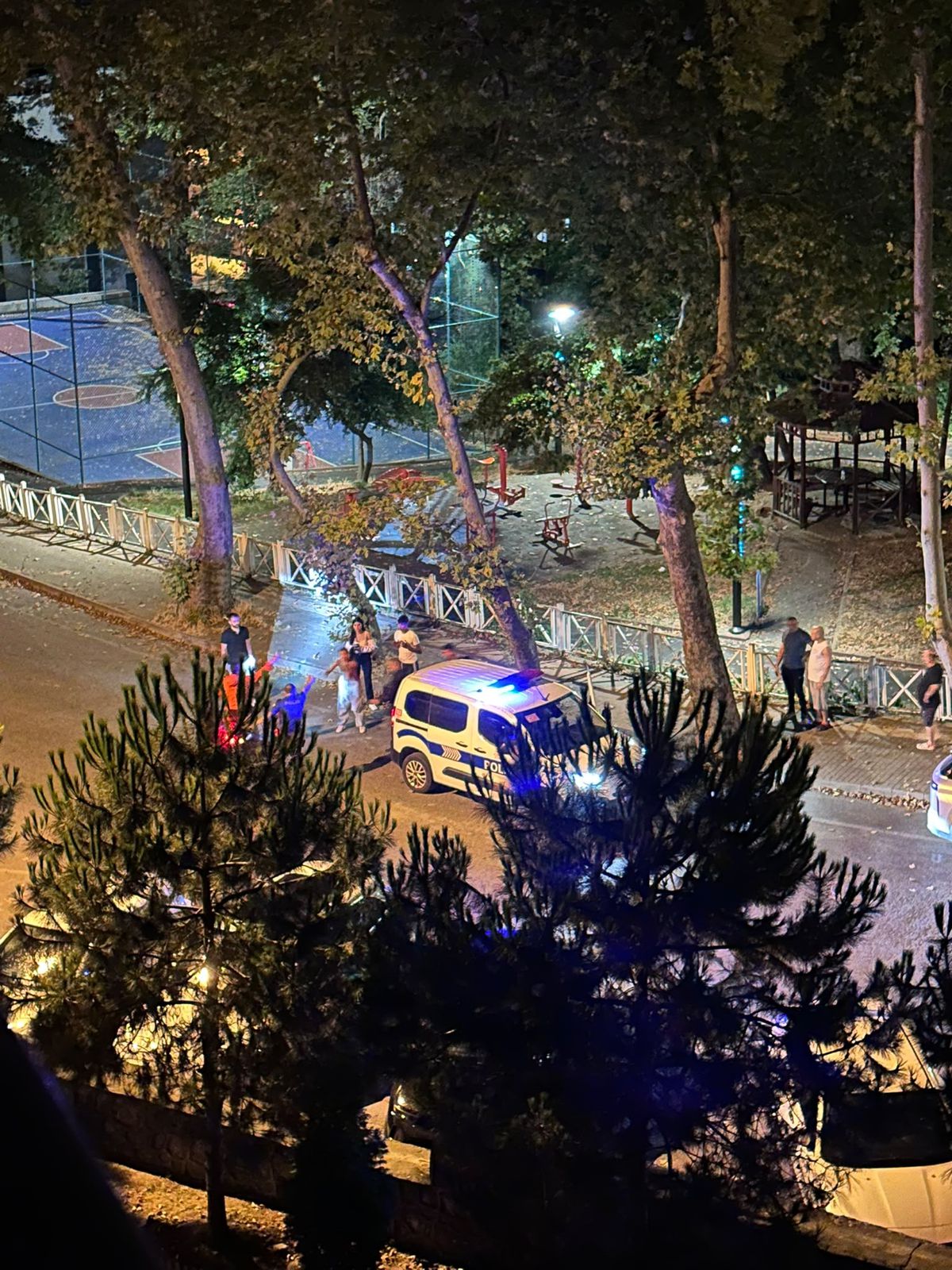 Zonguldak Kozlu'da bir kafenin önünde yaşanan kavga sonrası polis müdahalesi.