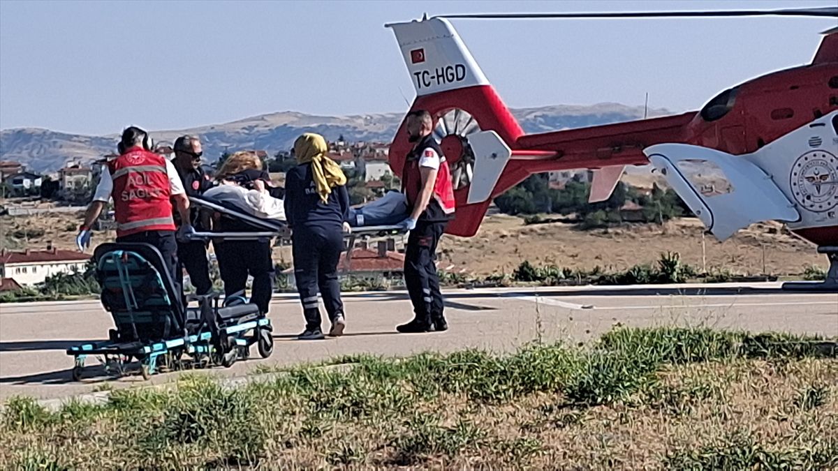 Kalp krizi geçiren bir hasta, hava ambulansı ile hastaneye naklediliyor.