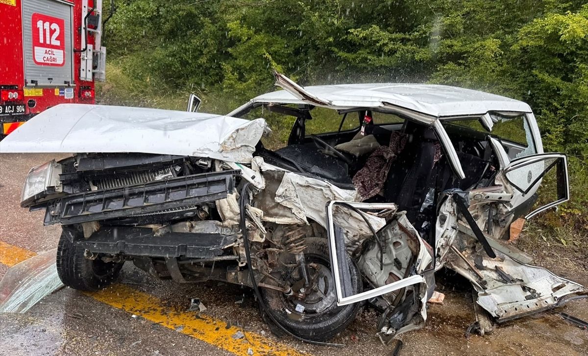 Karabük'te tırla çarpışan otomobildeki 1 kişi öldü, 2 kişi ağır yaralandı