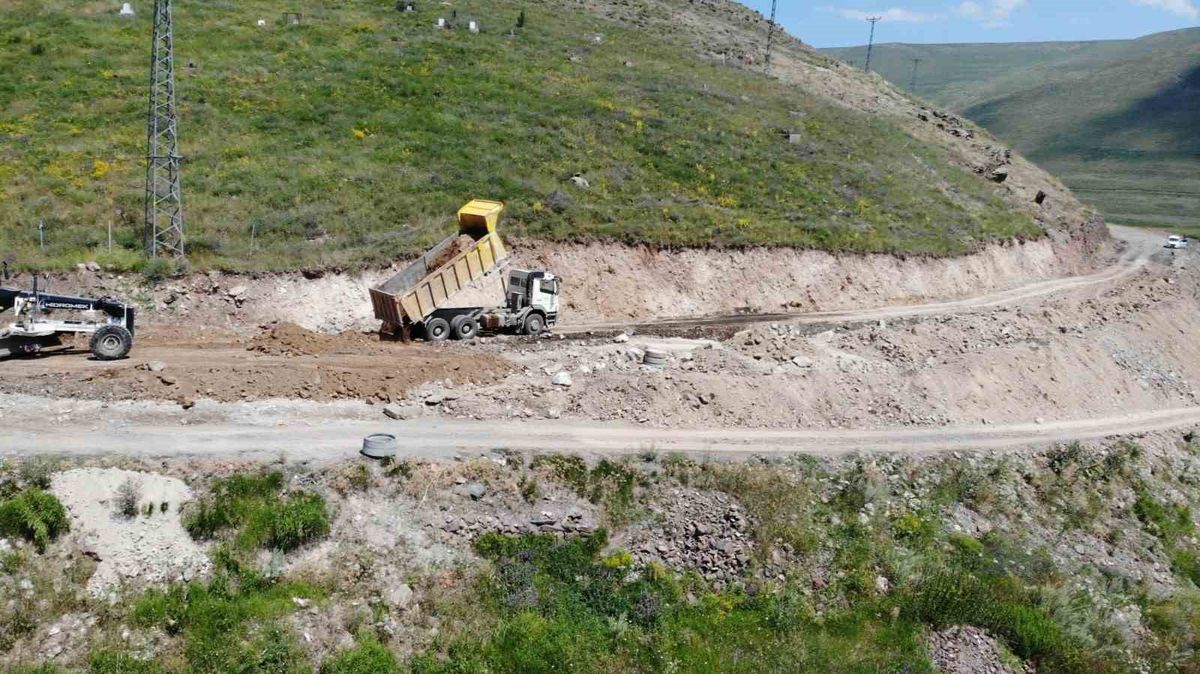 Iğdır'da köy yolunda güvenlik için genişletme çalışmaları