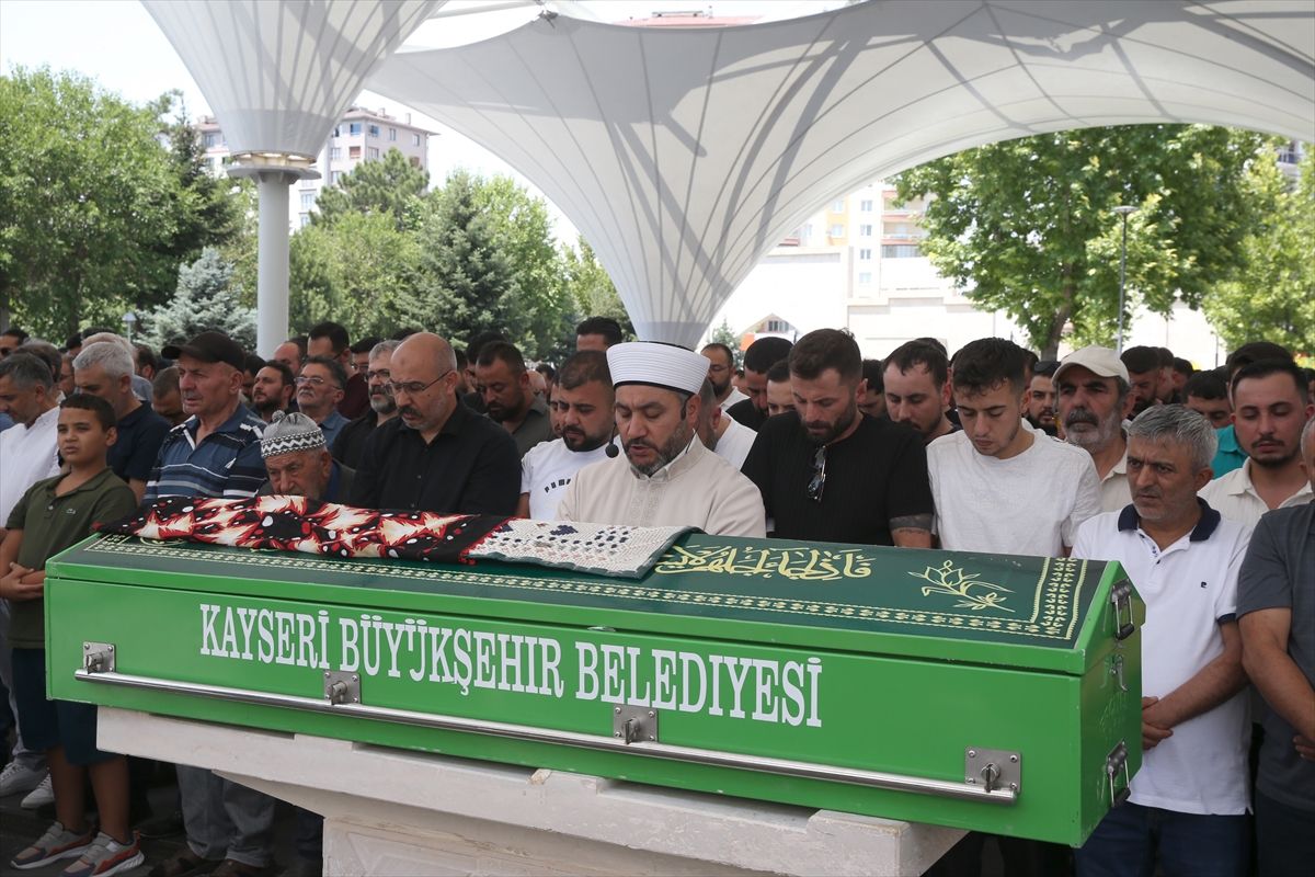 Kayseri'de düğün konvoyundaki kazada ölen kadının cenazesi toprağa verildi