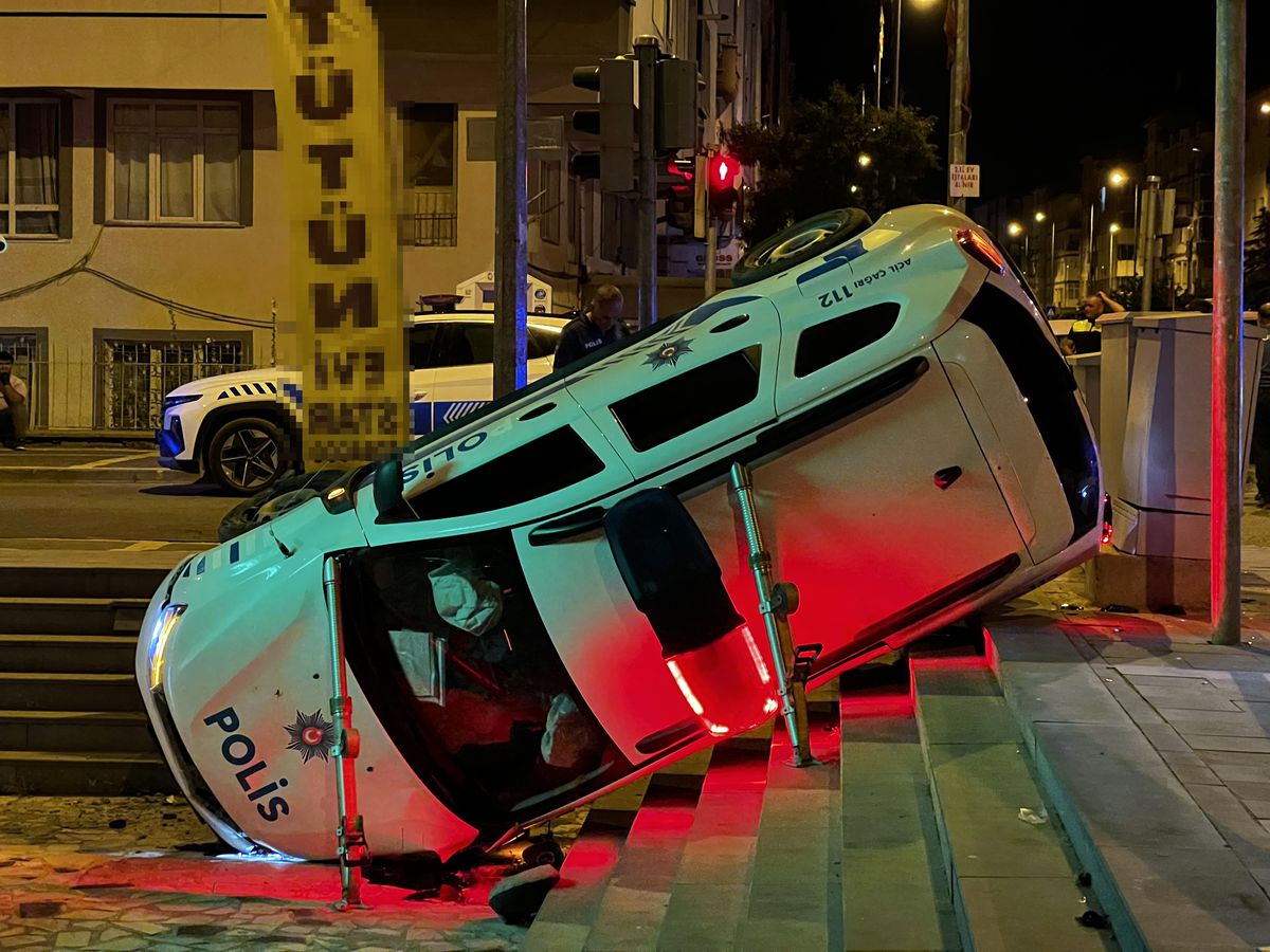 Kayseri'de polis aracı ile otomobilin çarpıştığı kaza sonrası devrilen araç.