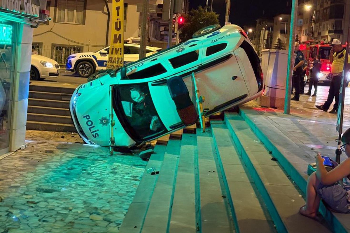 Otomobille çarpışan polis aracı yan yattı! 2'si bekçi 3 yaralı