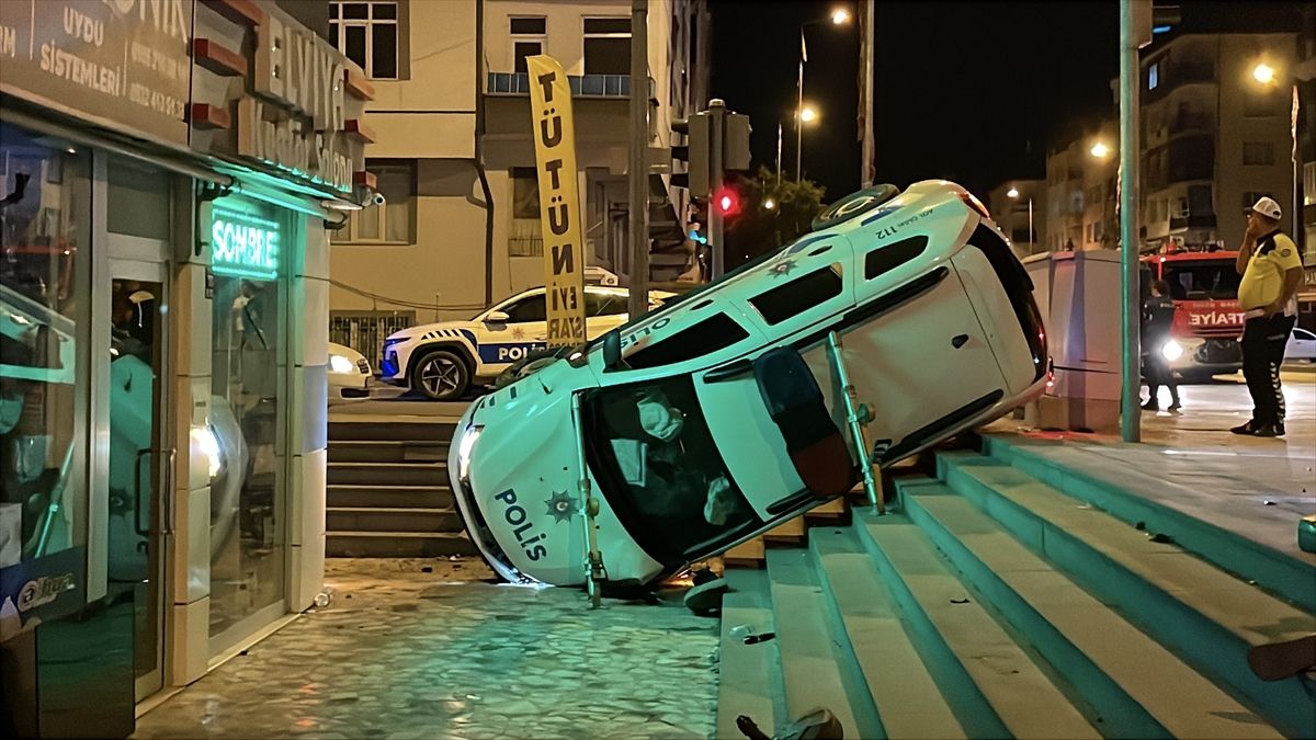 Kayseri'de polis aracı ile otomobilin çarpıştığı kaza yerinden görüntü.