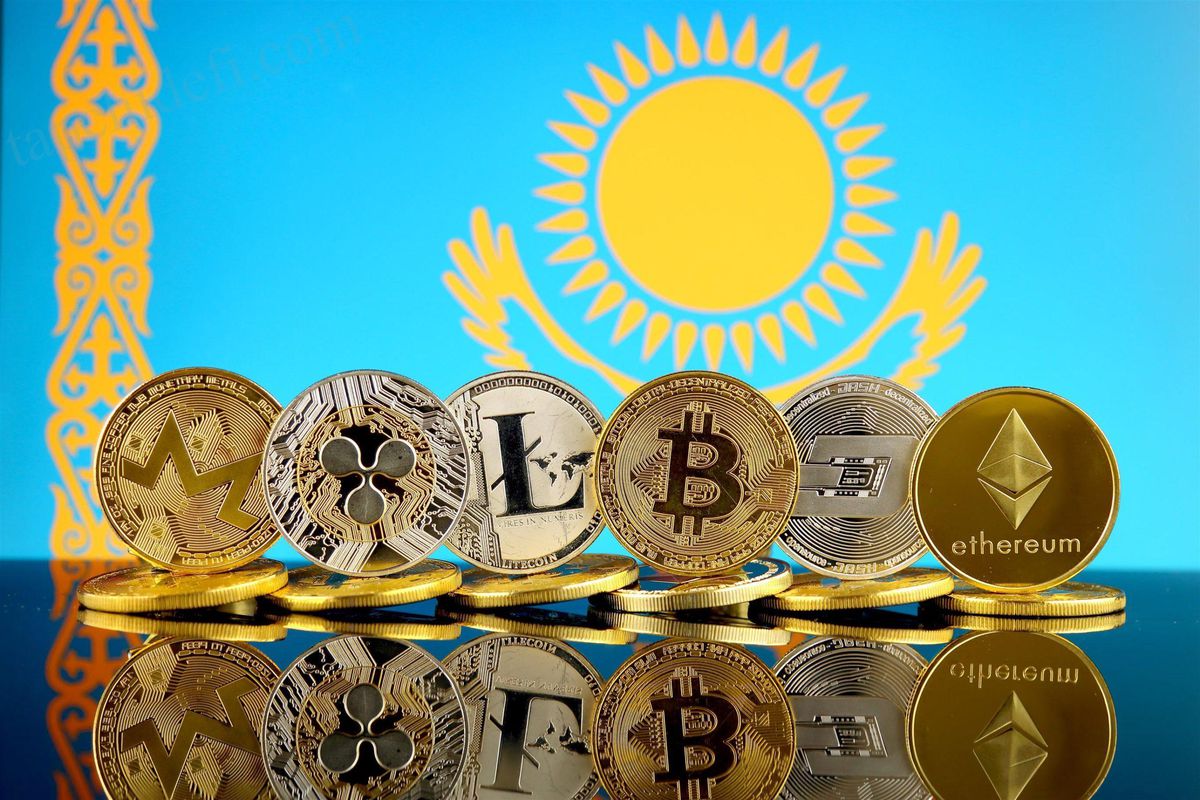Kazakistan bayrağı ve Bitcoin sembolü yan yana.