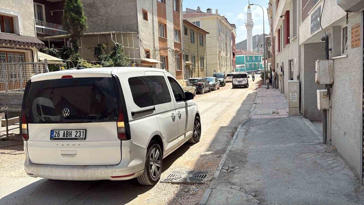 Eskişehir'de komşular arasında çıkan kavgaya polis ekipleri müdahale ediyor.