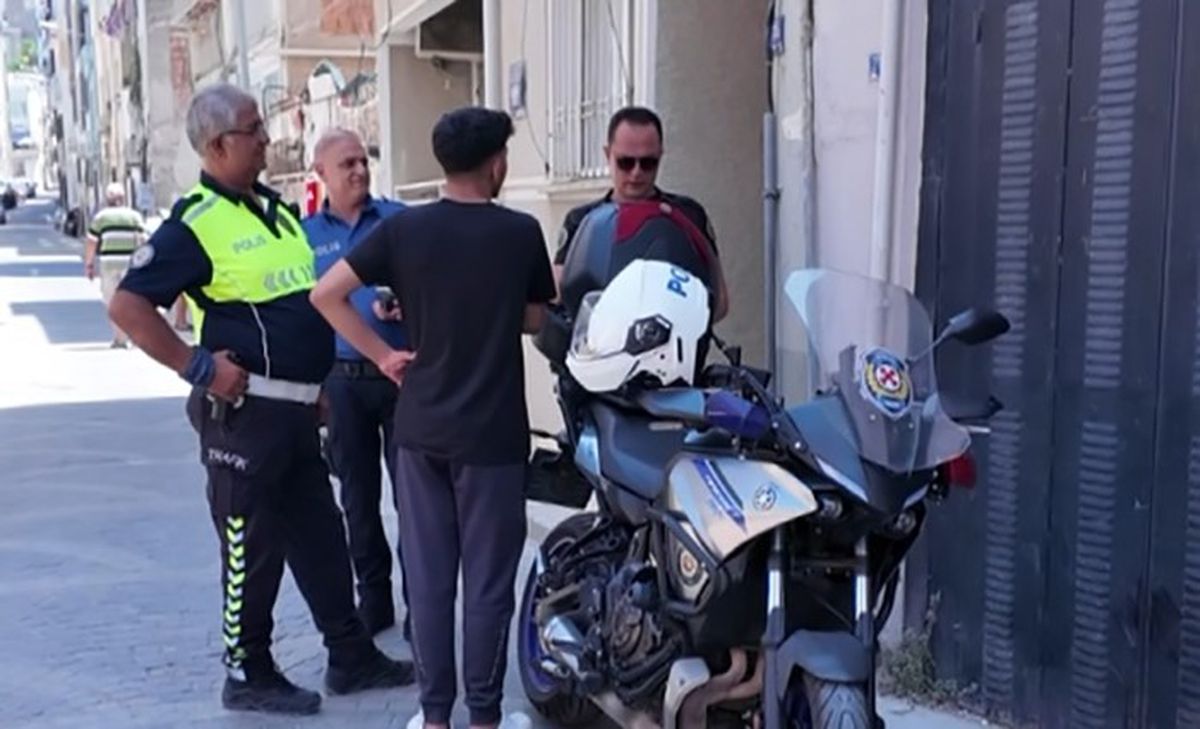 Kuşadası'nda trafik denetimi yapan polis ekipleri