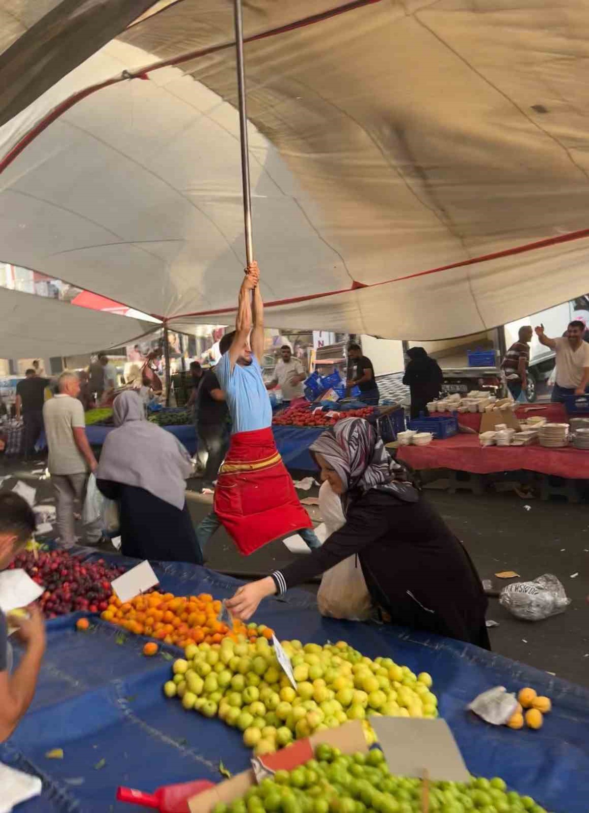 Rüzgar pazarcıyı uçurdu: Metrelerce havaya yükseldi