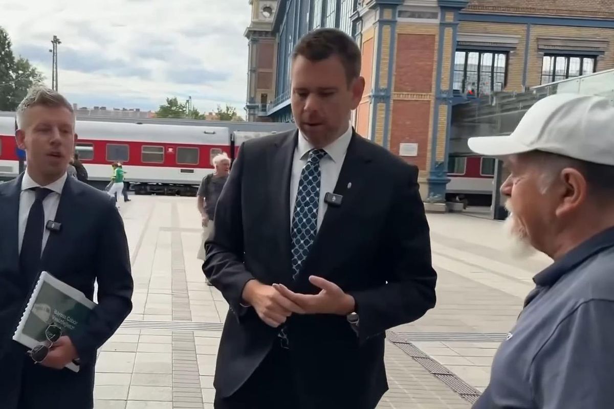 Macaristan Başbakanı'na canlı yayında tükürüklü saldırı