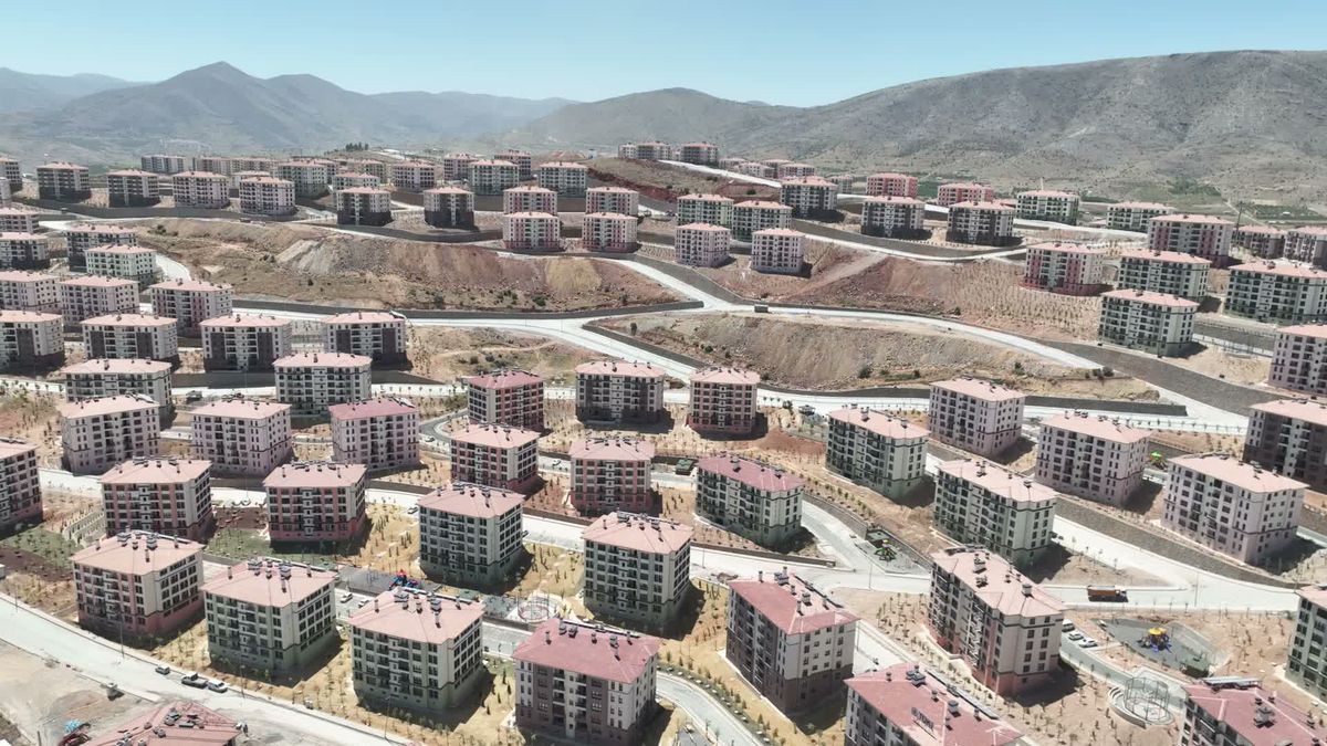 Malatya'da TOKİ tarafından inşa edilen ve satışa sunulan konutların görüntüsü.