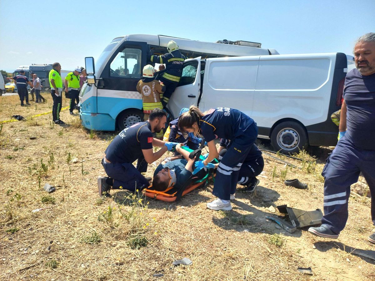 Manisa'da iki minibüs çarpıştı; ölü ve yaralılar var