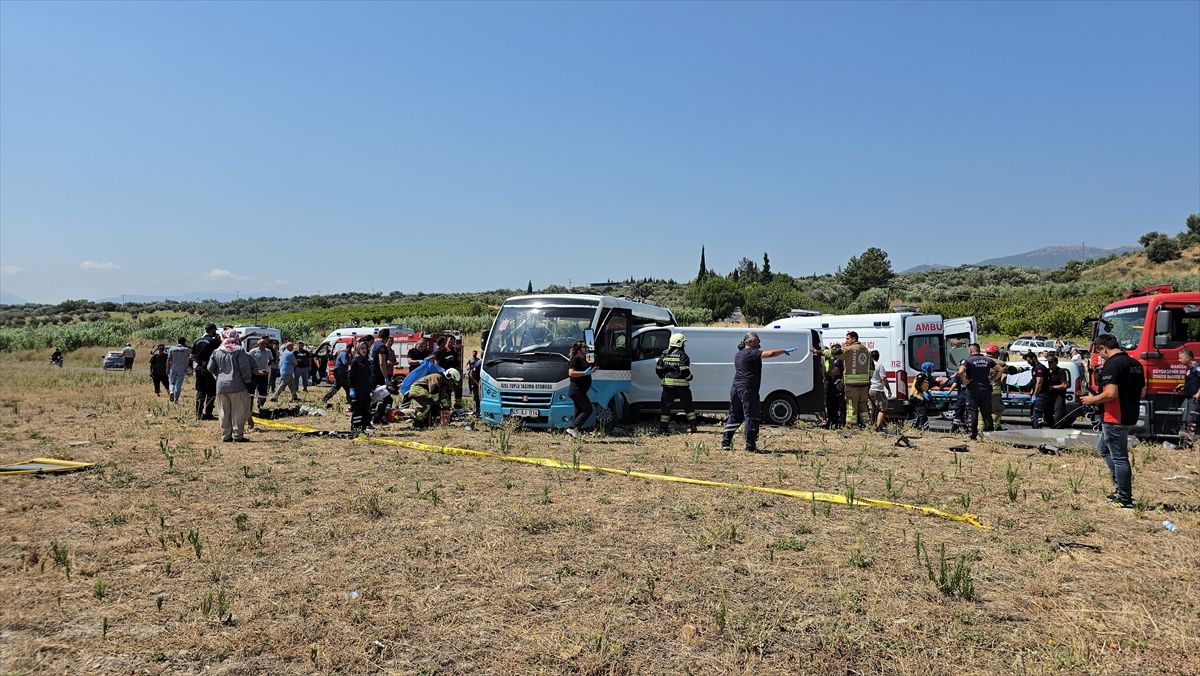 Manisa'da midibüs ile panelvan çarpışmasının ardından olay yeri