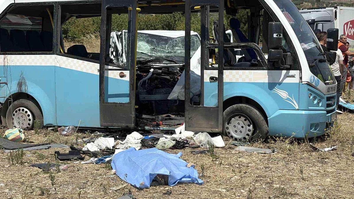 Manisa'nın Şehzadeler ilçesine bağlı Karaoğlanlı Mahalle kavşağında kapalı kasa kamyonetin özel halk otobüsüne çarpması sonucu 1 kişi öldü 4'ü ağır çok sayıda kişi yaralandı.
