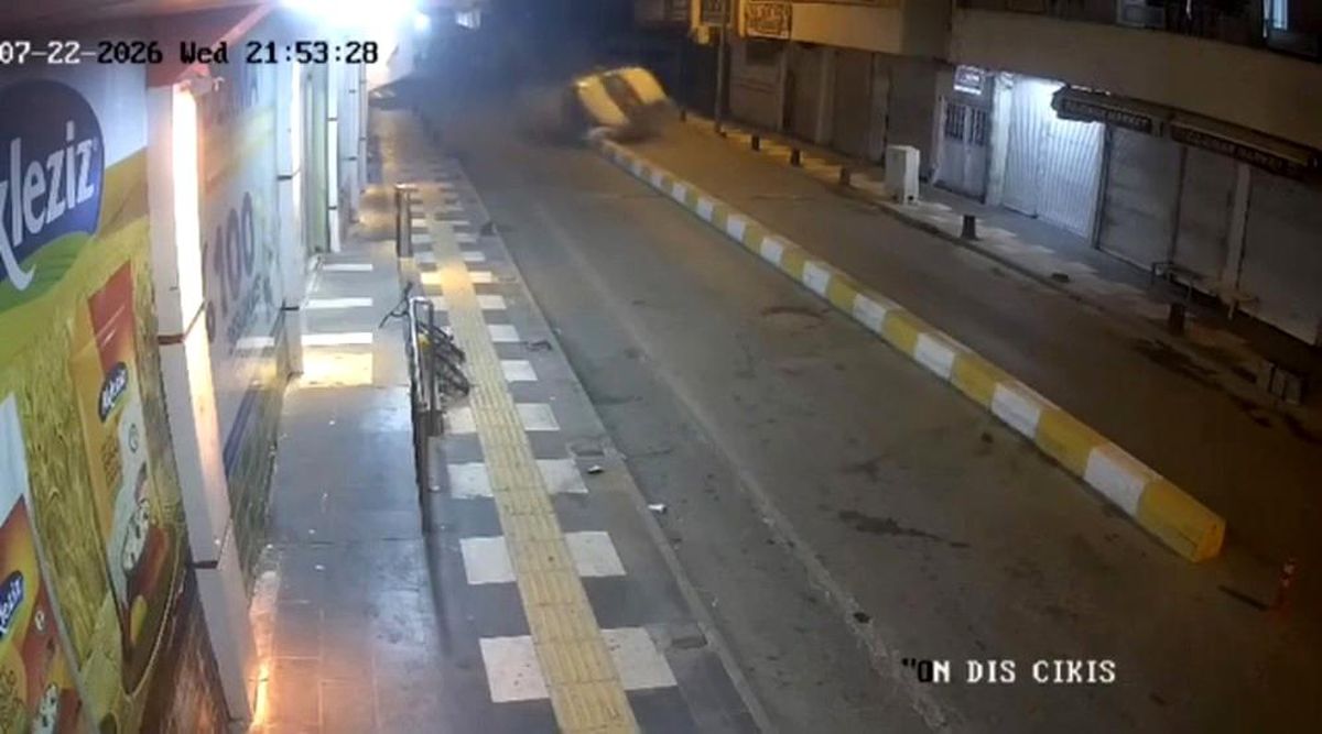 Mardin'in Kızıltepe ilçesinde refüje çarparak takla atan otomobil