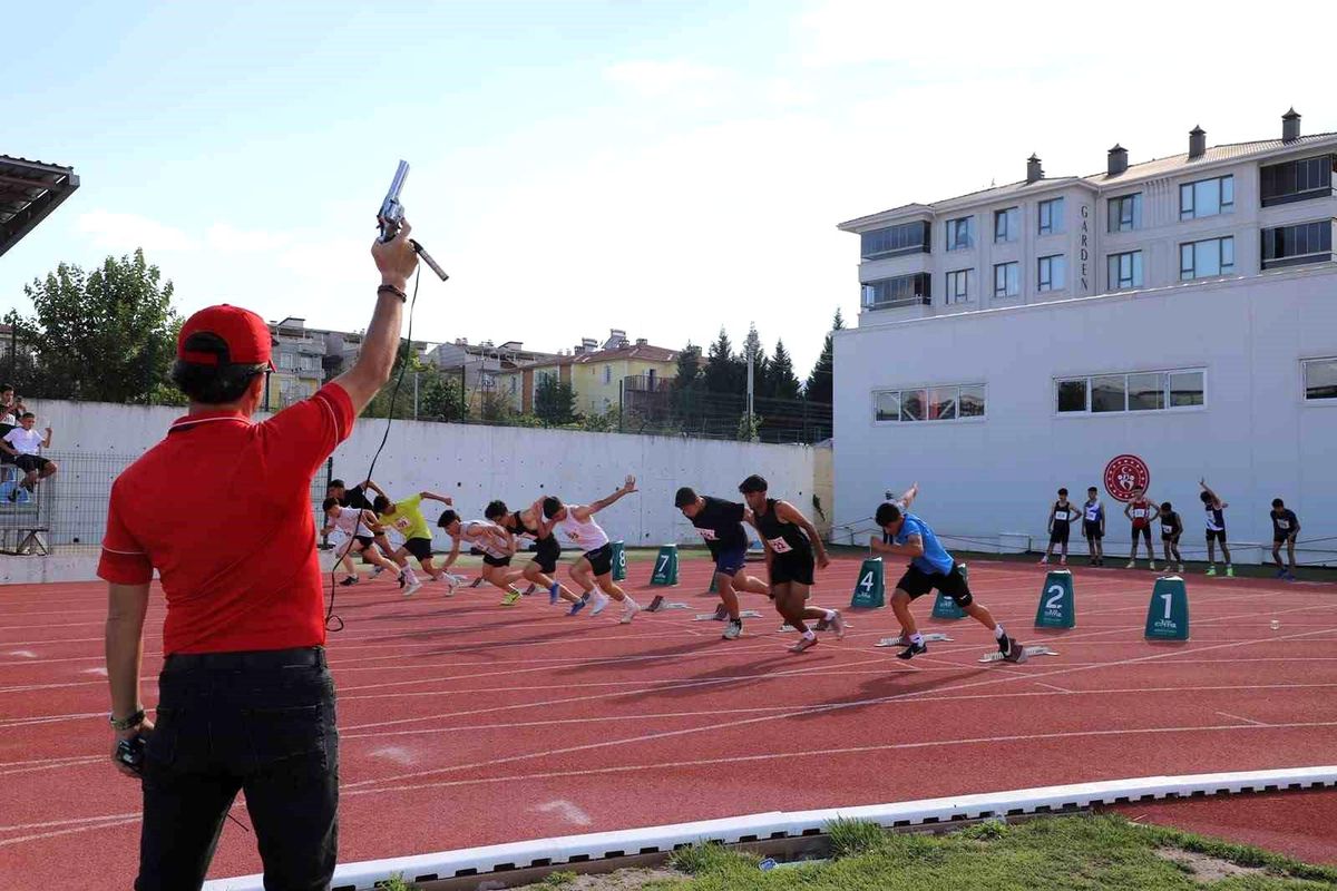Kütahya'da Naili Moran U14-U16 Atletizm Yarışmaları'nda mücadele eden genç sporcuların görüntüsü.