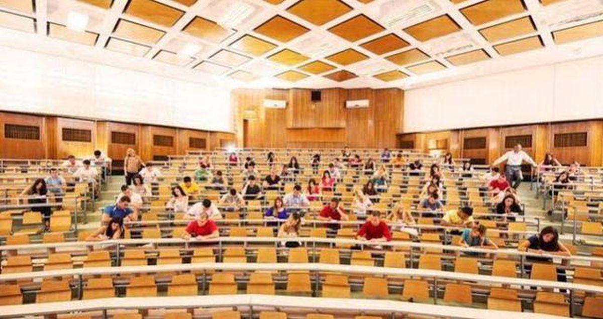 Üniversite kampüsünde öğrenci grubu