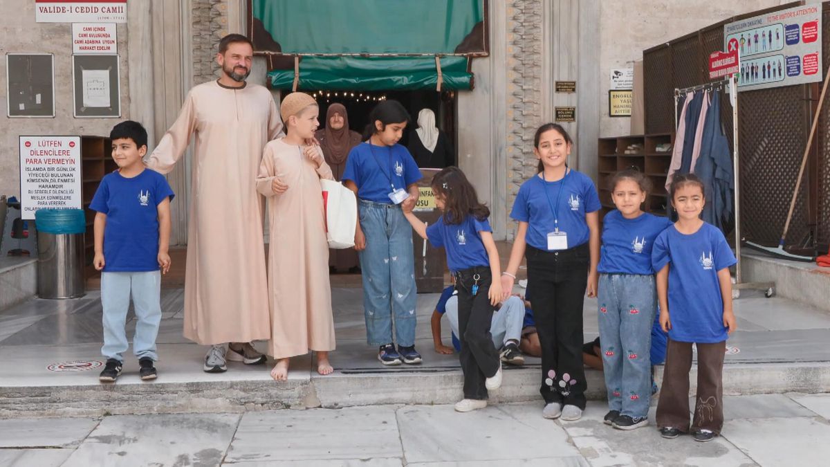 Otizmli Joshie'nin Valide-i Cedid Camii'nde Filistinli çocuklara kek dağıttığı an.