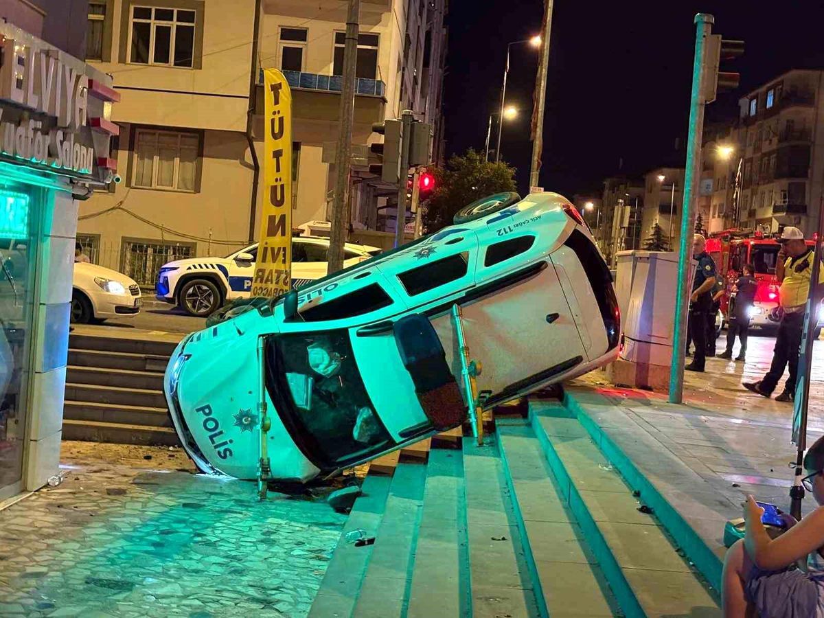 Otomobille çarpışan polis aracı yan yattı: 2'si bekçi 3 yaralı