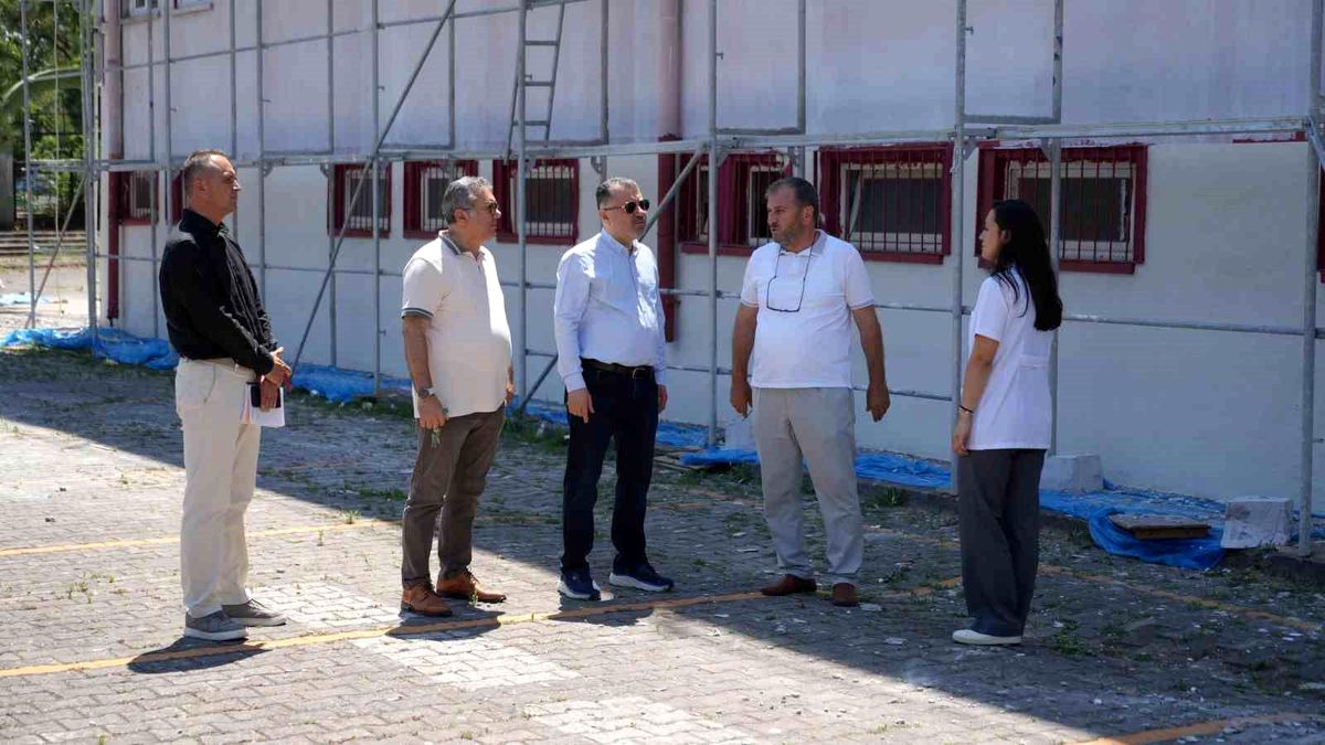 Karabük Üniversitesi Rektörü Prof. Dr. Fatih Kırışık, Tıp Fakültesi Ek Hizmet Binası'ndaki çalışmaları inceliyor.
