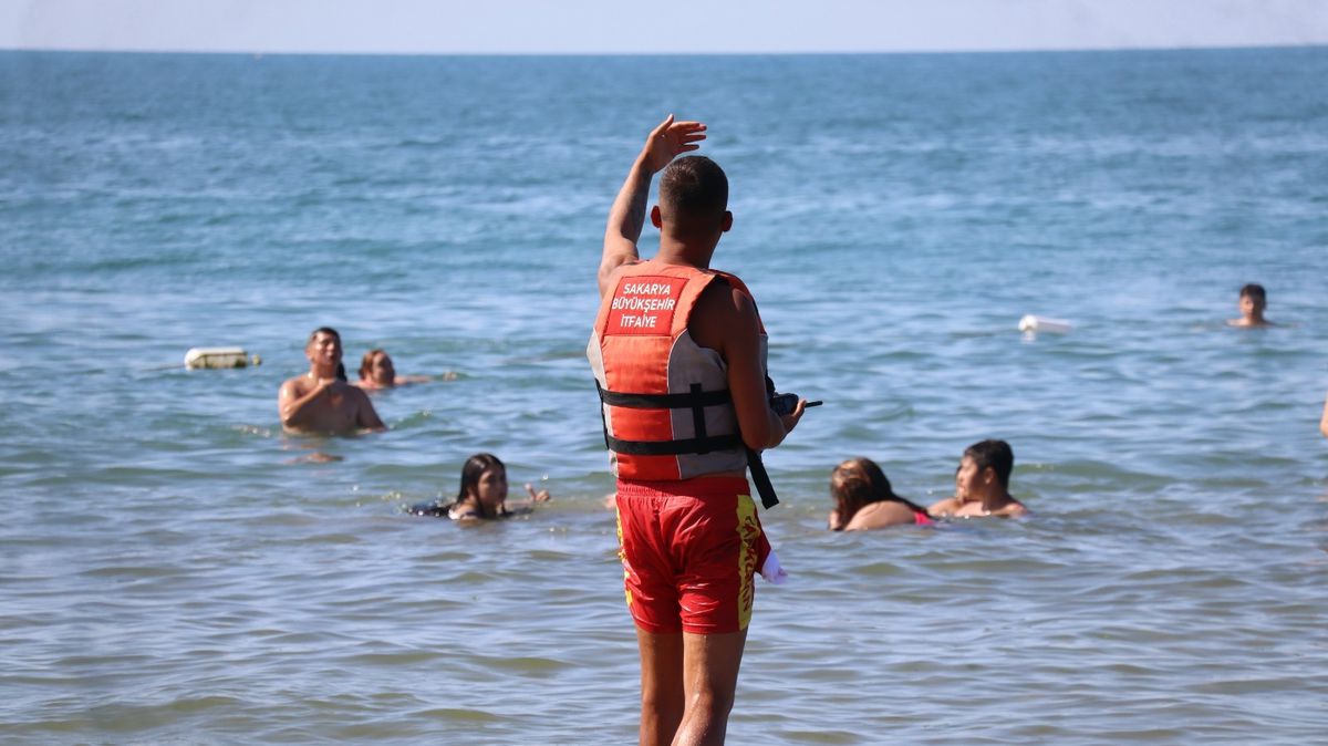 Sakarya'nın Karadeniz kıyısında dalgalı deniz ve çekilmiş kırmızı bayrak.