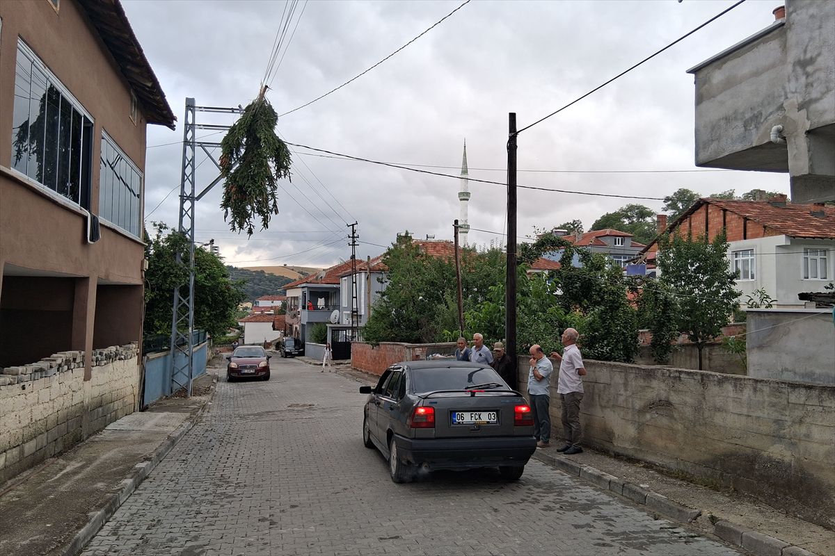 Samsun'un Havza ilçesinde fırtına nedeniyle çatısı zarar görmüş bir ev.