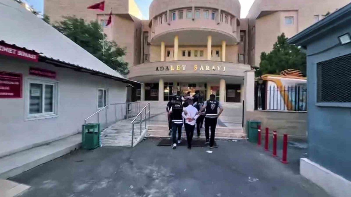 Şanlıurfa'da polis operasyonuyla yakalanan dolandırıcılık şüphelileri ve ele geçirilen ziynet eşyaları.
