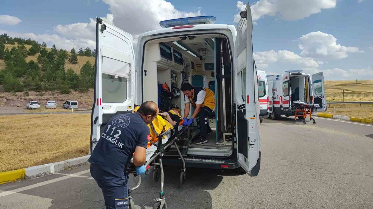 Sivas'ta kavşak kazası: 1 ölü, 8 yaralı