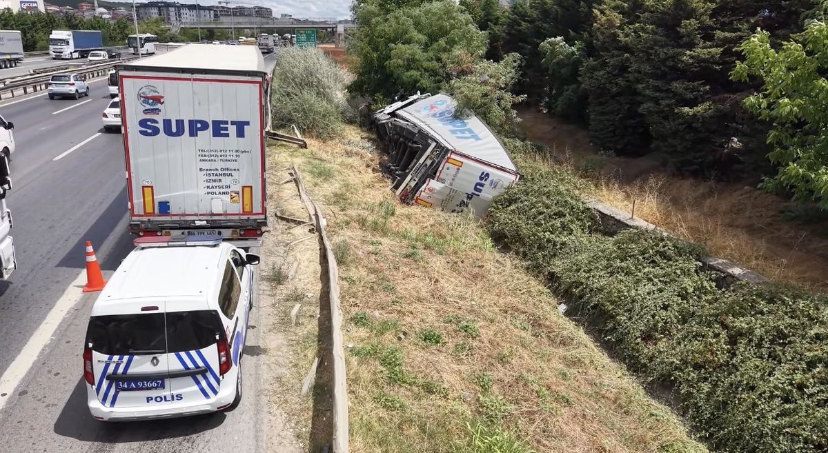 Sultanbeyli TEM Otoyolu'nda devrilen TIR ve oluşan trafik yoğunluğu havadan görüntülendi.