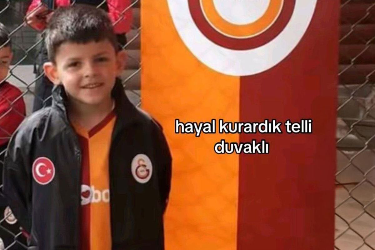 Konyaspor Kulübü binası önünde bir futbolcu