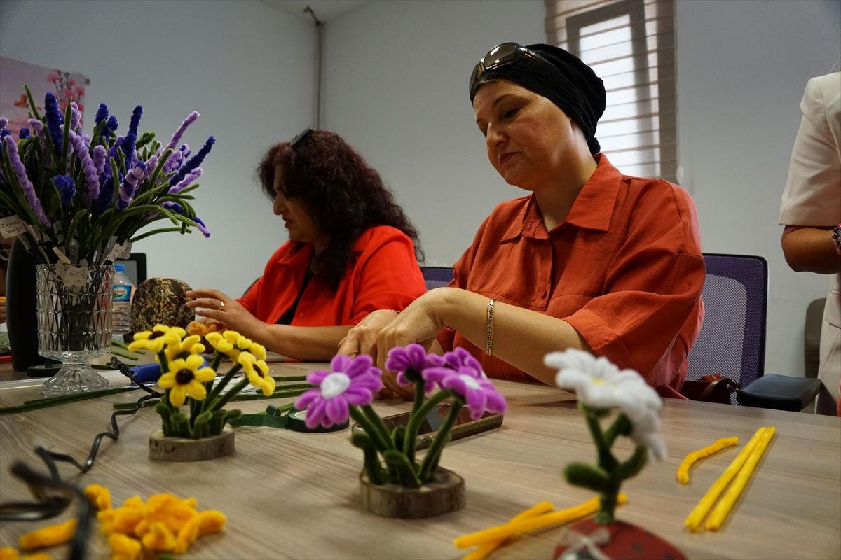 Tekirdağ'da meme kanseri hastaları sanat atölyesinde moral buluyor