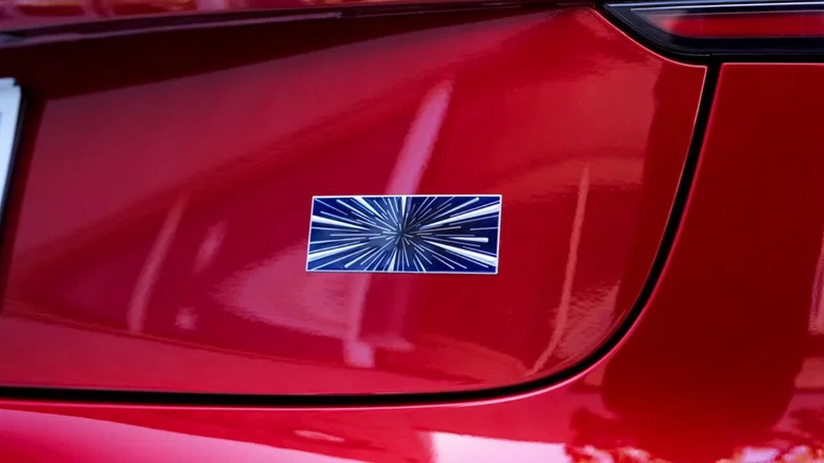 Tesla Model 3 Performance'ın yan profili, özel amblemleriyle birlikte gösteriliyor.