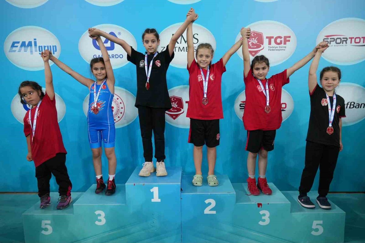 Tokatlı minik güreşçiler Türkiye Şampiyonası'nda madalya kazanıyor.
