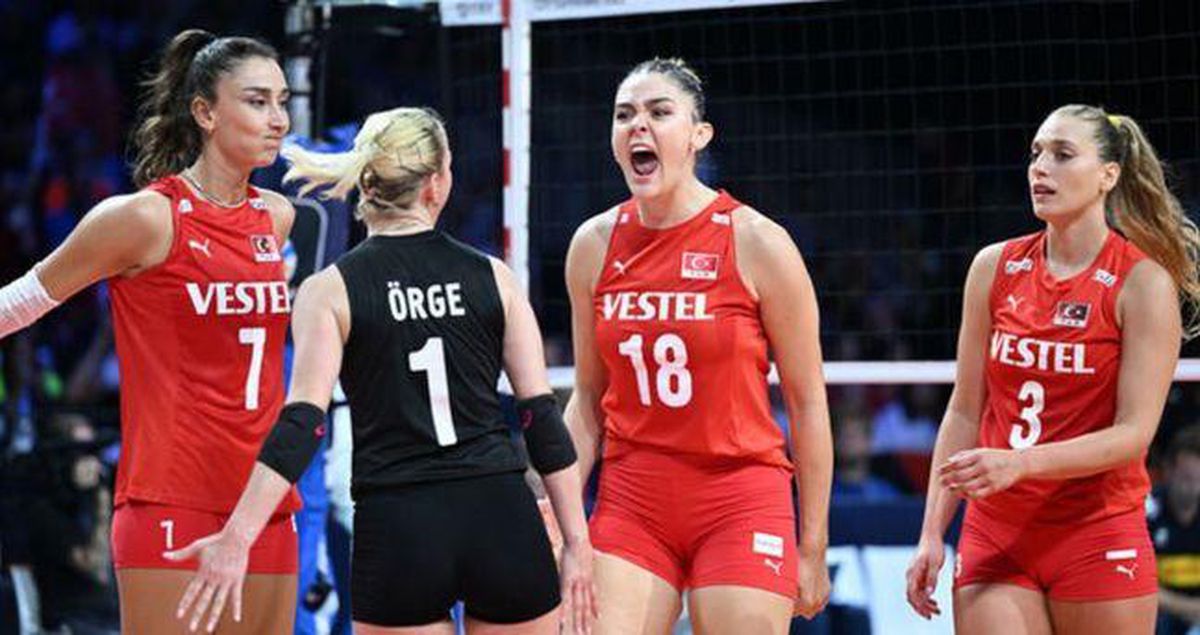 A Milli Kadın Voleybol Takımı oyuncuları maç sırasında