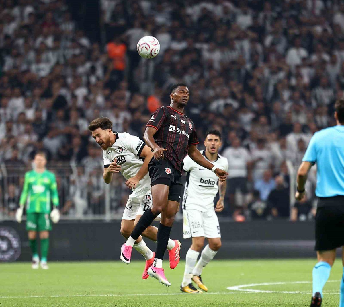 Beşiktaş-Midtjylland maçında ilk 15 dakika golsüz geçildi
