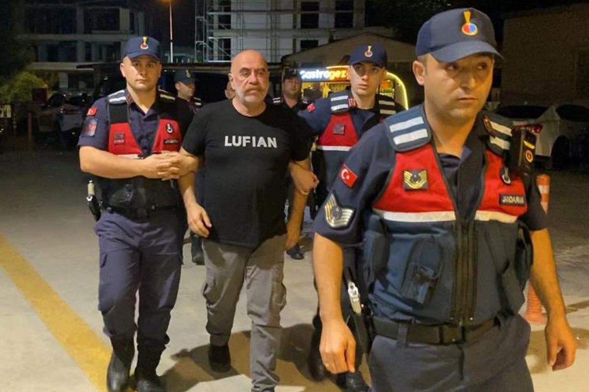 Ünlü yönetmen Ezel Akay ve kardeşi Eren Kazım Akay, İnegöl'de uyuşturucu operasyonunda gözaltına alınırken hastaneye getiriliyor.