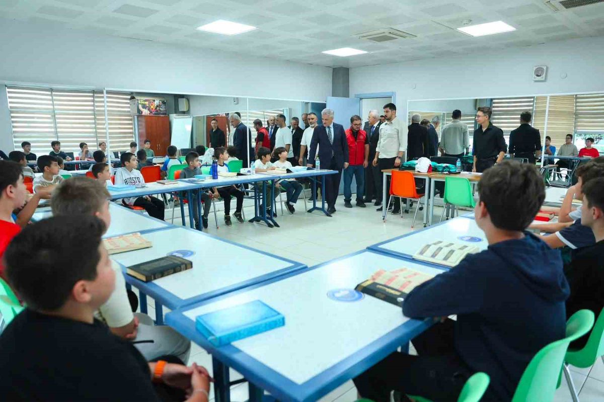 Vali Makas, Gençlik Merkezi yaz kurslarını ziyaret etti