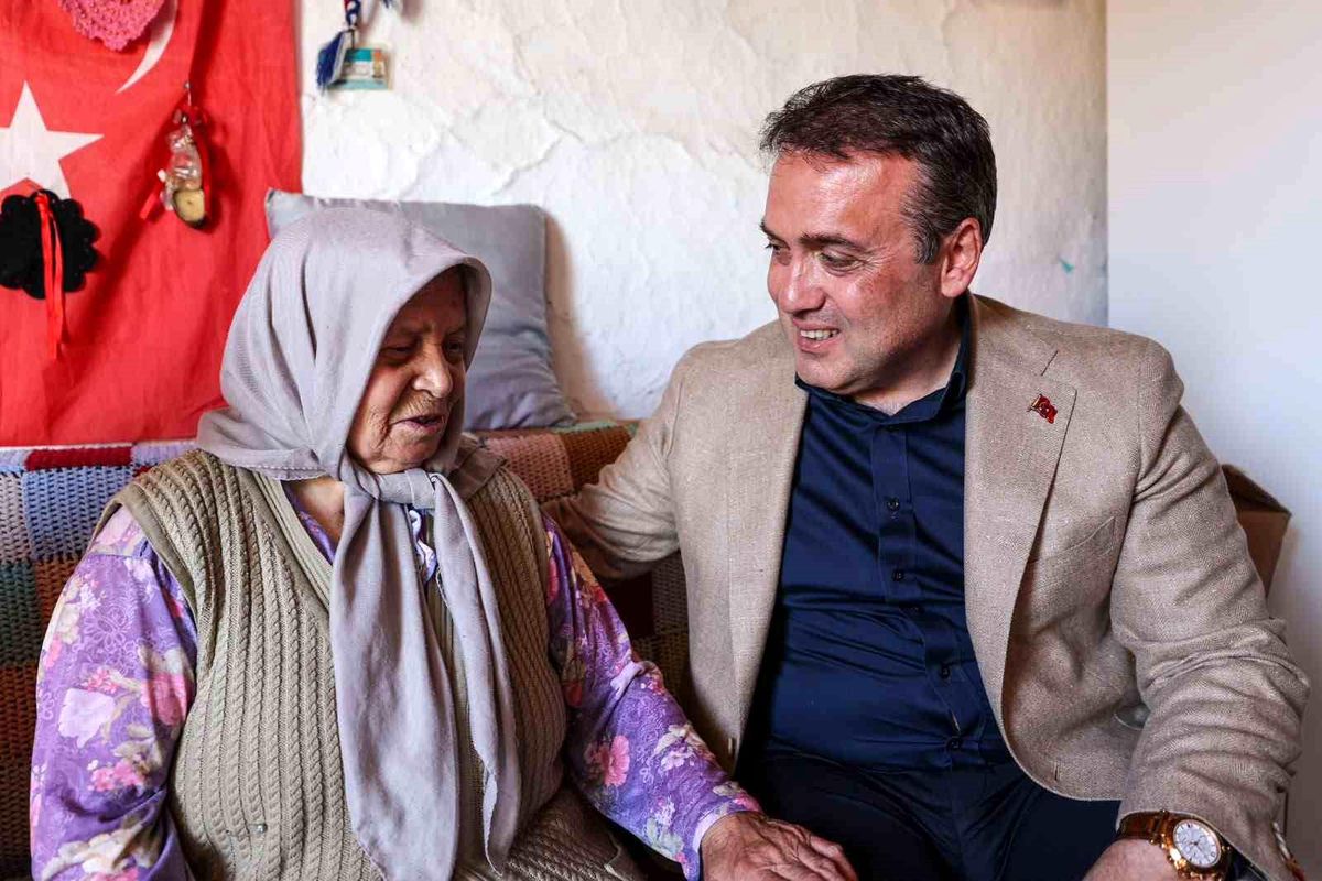 Bilecik Valisi Faik Oktay Sözer ve eşi, Ulupınar Köyü'nde Emine Çakmak'ı evinde ziyaret ediyor.