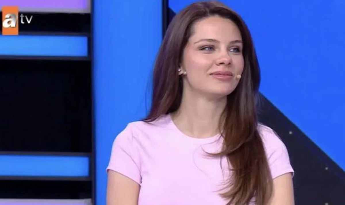 Var Mısın Yok Musun yarışma programı logosu ve yarışmacı Hülya'nın fotoğrafı.