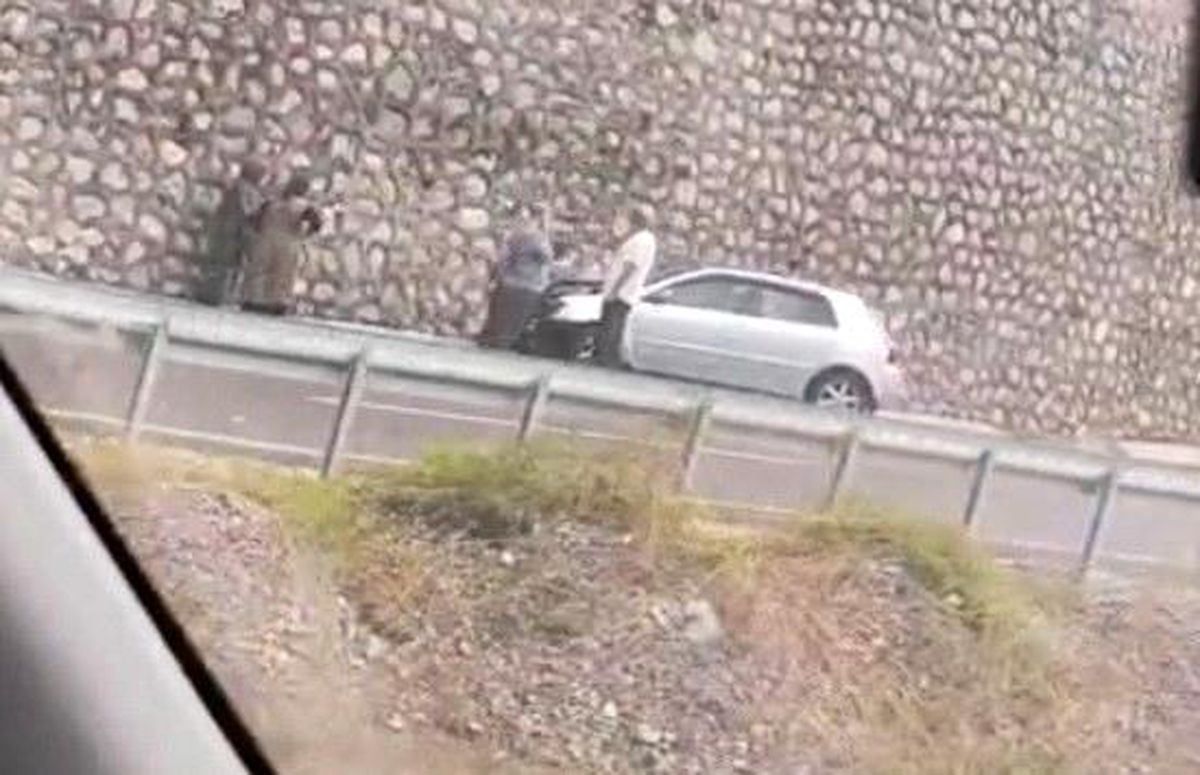 Zonguldak'ta bariyer ve duvara çarpan otomobilin görüntüsü.