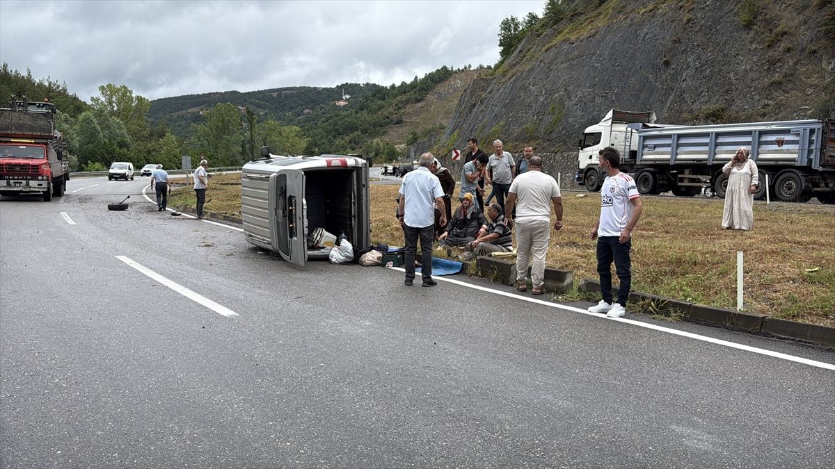 Zonguldak'ta refüje çarparak devrilen hafif ticari araçtaki 3 kişi yaralandı