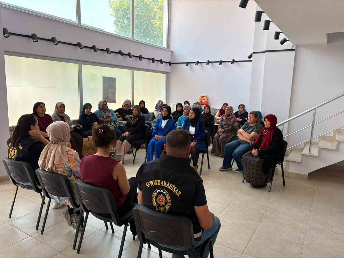Afyonkarahisar'da bir grup kadın kursiyere KADES ve ŞÖNİM hakkında bilgi veriliyor.