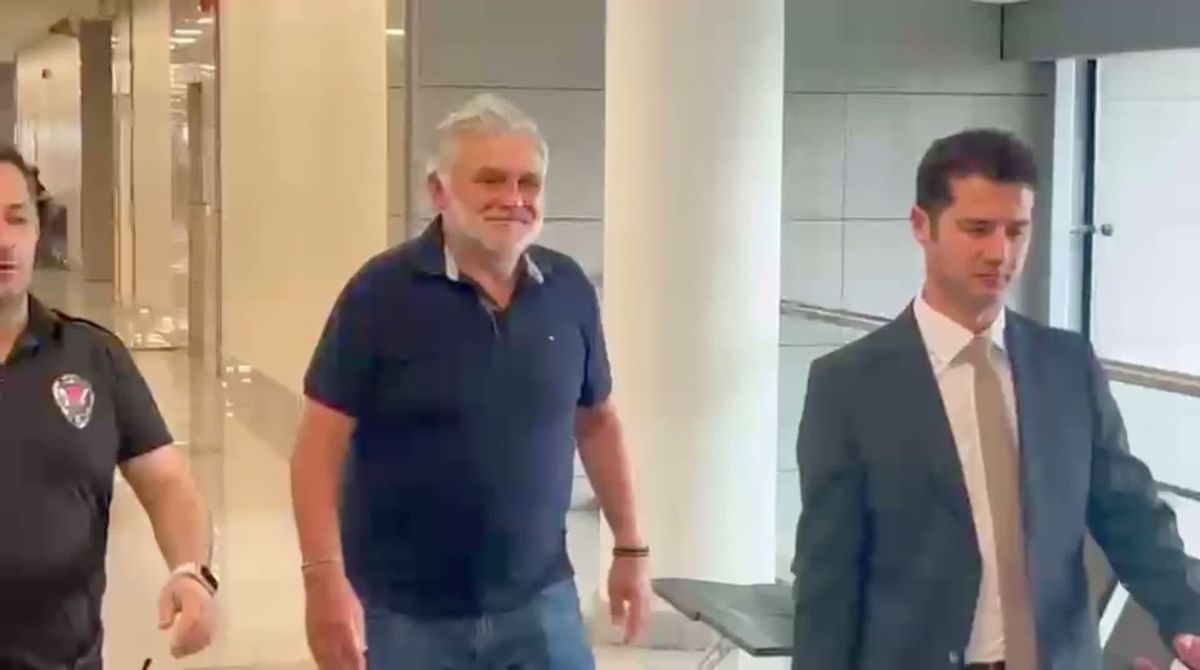 Oyuncu Hazal Kaya ve gazeteciler Özlem Gürses ile Ruşen Çakır, Ahbap soruşturması kapsamında Çağlayan'daki İstanbul Adalet Sarayı'na gelirken.