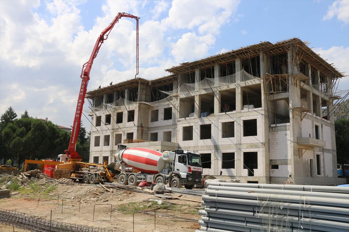 Vali Bakan'dan Amasya'da Devam Eden Okul İnşaatlarında İnceleme