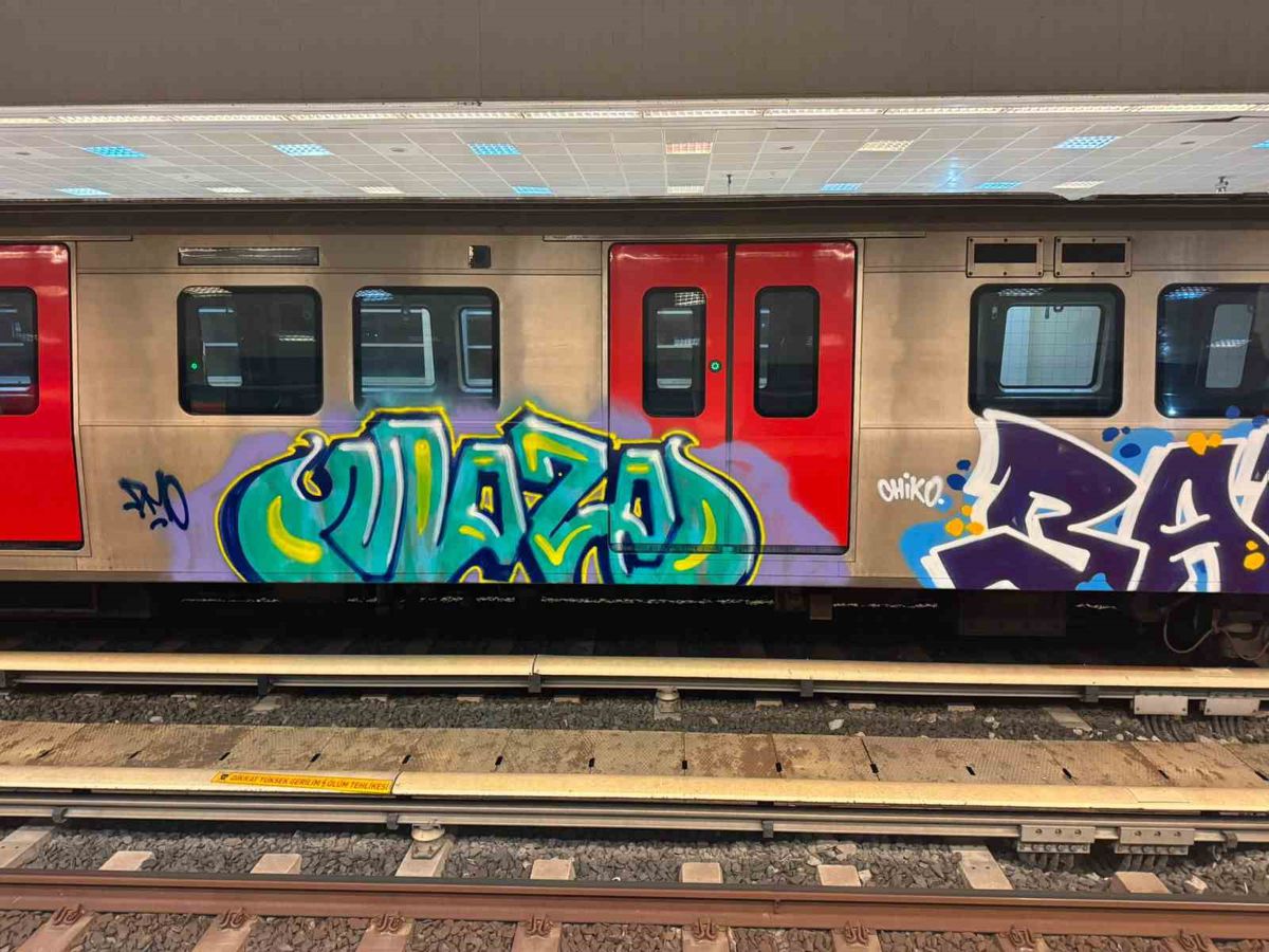 Ankara’da iki şahıs metro vagonlarına grafiti yaptı: O anlar güvenlik kamerasına yansıdı