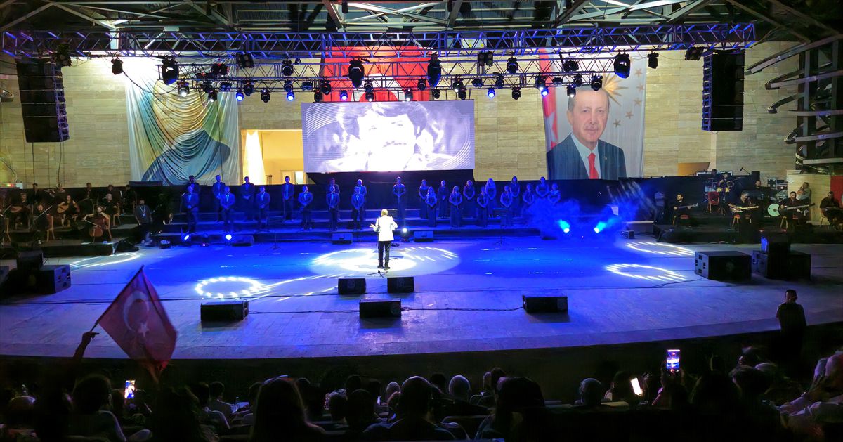 Antakya Medeniyetler Korosu üyeleri sahnede konser verirken