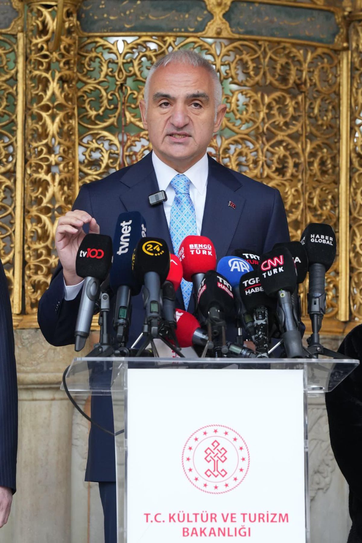 Ayasofya-i Kebir Camii'nde Restorasyon Çalışmalarında Yeni Aşama: Geçici Çelik Çatı Brandayla Kaplanıyor