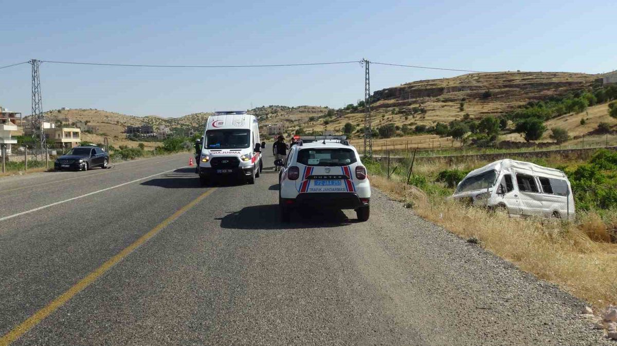 Gercüş'te minibüs-otomobil çarpıştı: 11 yaralı