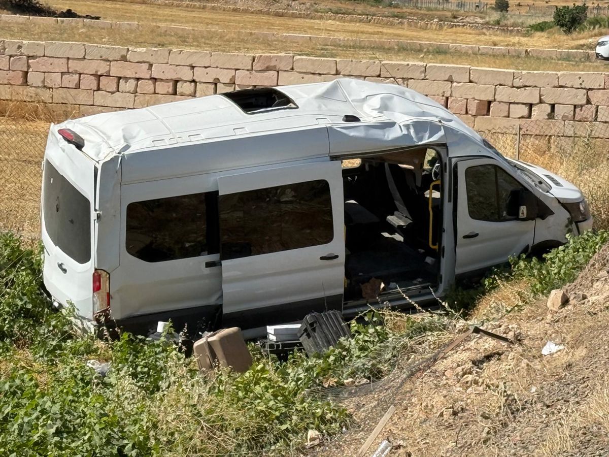 Gercüş'te Minibüs ve Otomobil Çarpıştı: 11 Yaralı