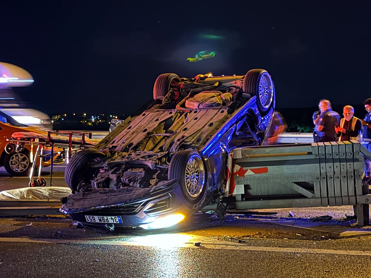 Beykoz TEM Otoyolu'nda meydana gelen trafik kazasında hurdaya dönen otomobil.